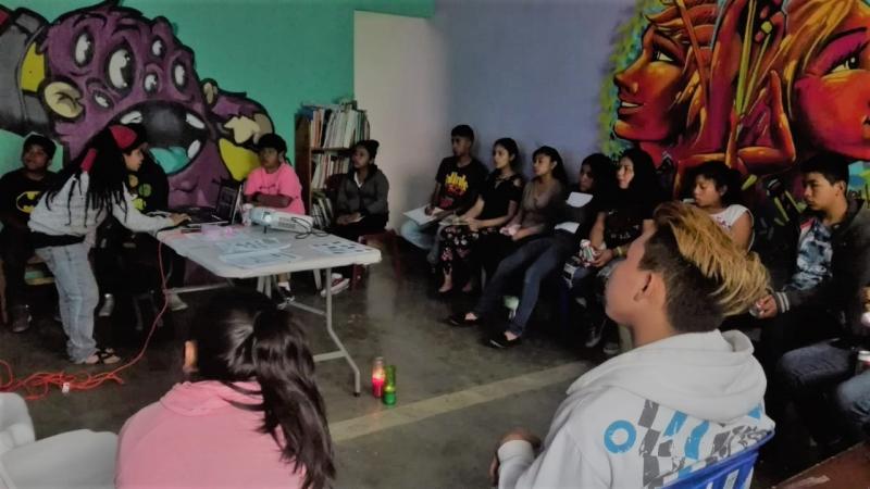 Mujeres y hombres jóvenes formándose para la defensa y demanda de sus derechos. Guatemala.